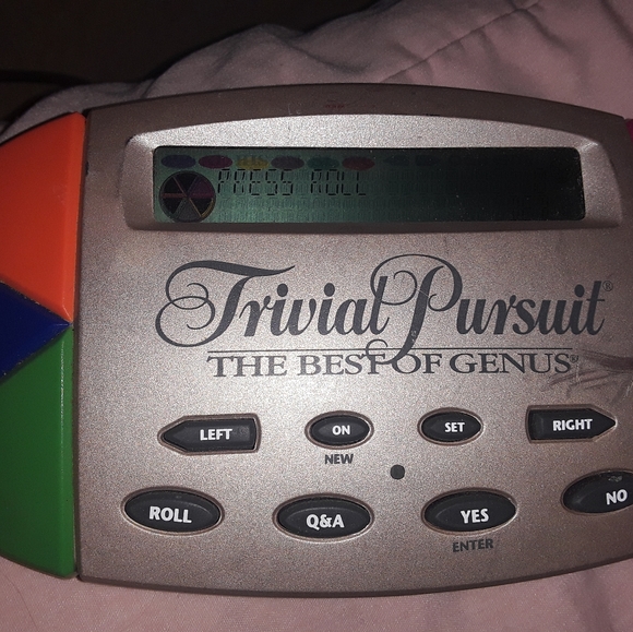 Trivia Pursuit Hand Held Electronic Game The Best of Genus - Picture 3 of 6